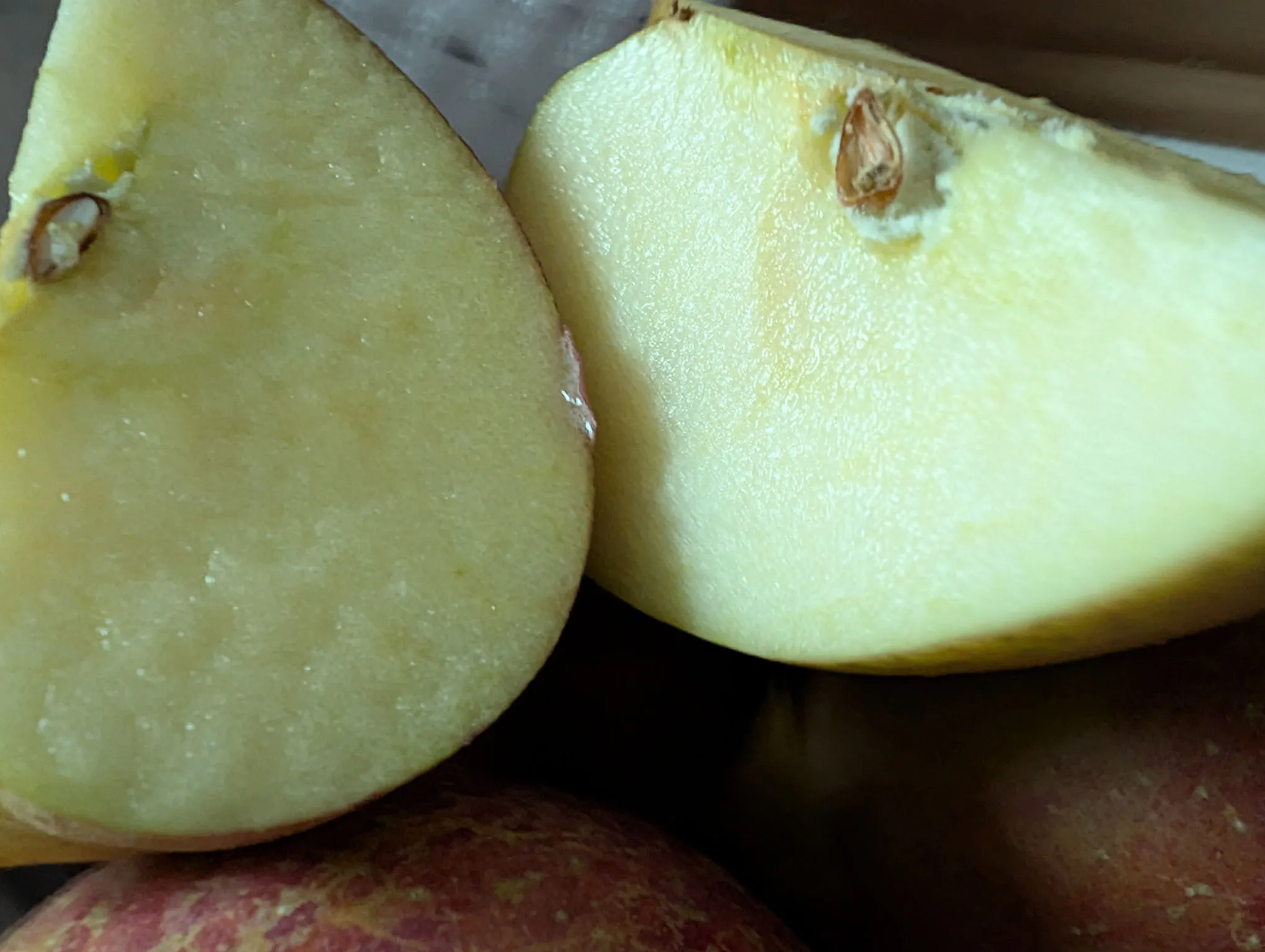 自然生长的冰糖心丑苹果